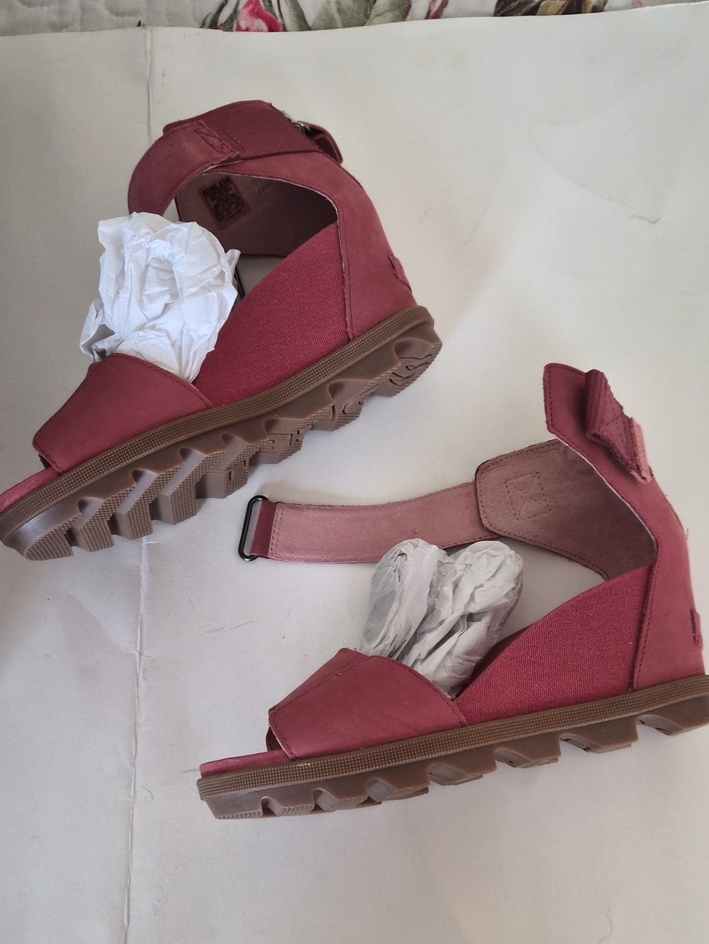 BRAND NEW IN THR BOX Sorel Pink Wedge Sandals with Rugged Tread